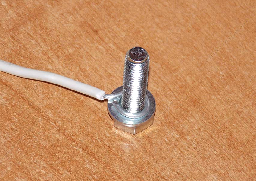 Før du kobler ledningene med en gjenget metode, må du strippe til metallet skinner og danner ringer