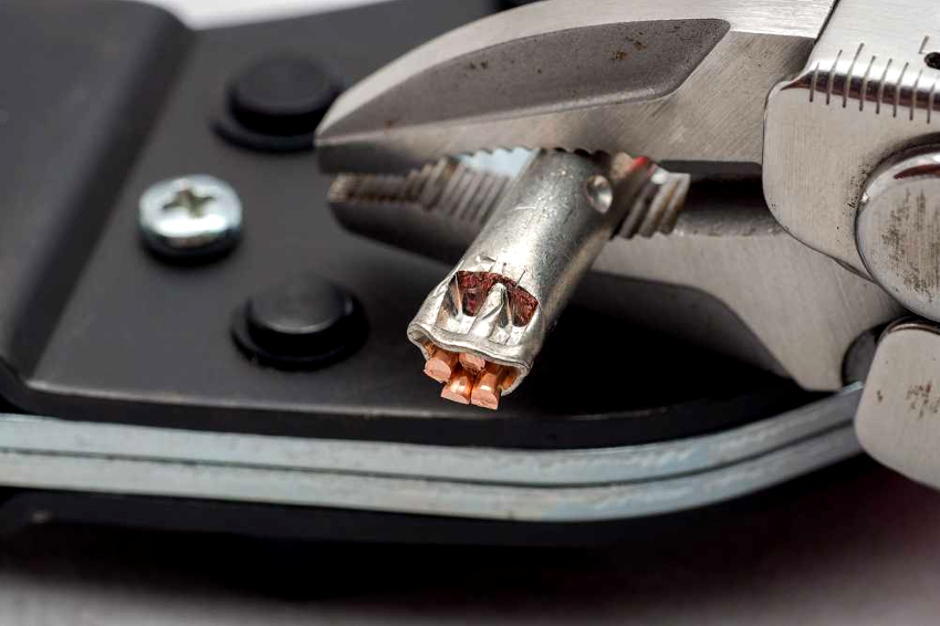 Pålitelig tilkobling av aluminiumtråder med kobbertråder kan oppnås ved hjelp av krympemetoden ved bruk av hylser