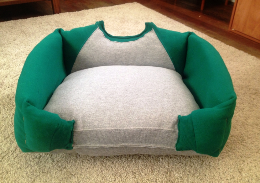 A simple and inexpensive option for the material for the lounger is an old master's sweater.