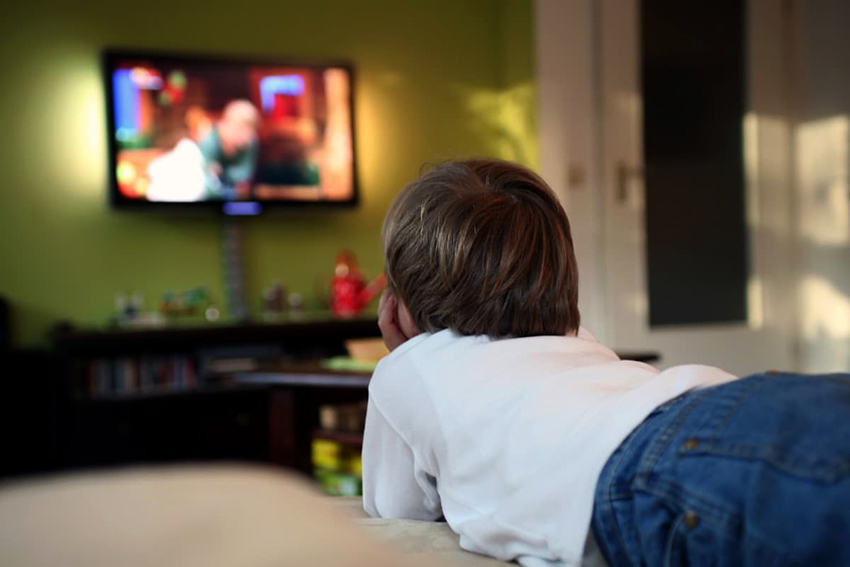 Kada instalirate televizor u vrtić, trebate uzeti u obzir da će ga dijete gledati u različitim položajima