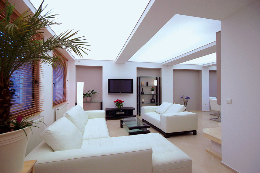 Various sources of artificial light can be used to illuminate the stretch ceiling.