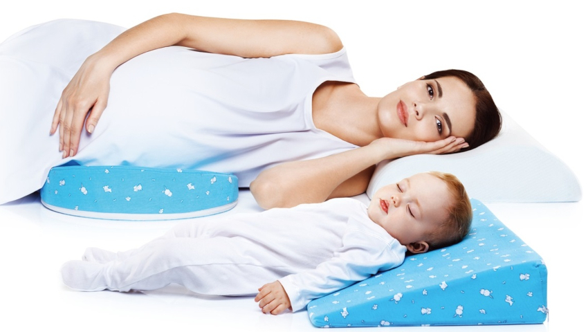 An orthopedic pillow for newborns is selected taking into account the structural features of the baby's head and cervical spine