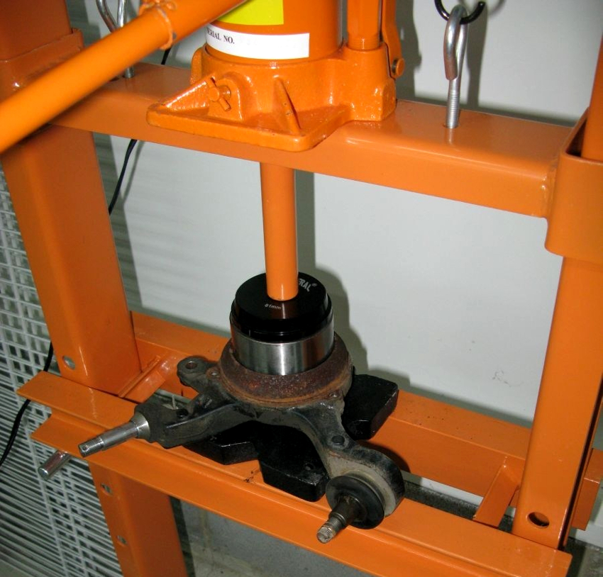 A do-it-yourself hydraulic press for a garage can have a vertical or horizontal design