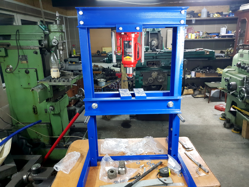 When making a hydraulic press for a garage, it is necessary to take into account the dimensions of the serviced vehicle