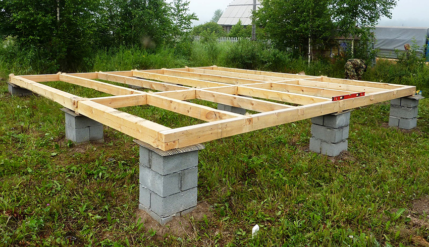 The columns for the foundation are made of brick, log house, concrete or rubble stone