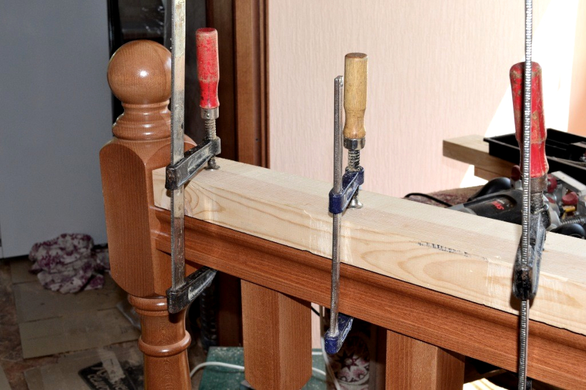 The process of making a railing for a staircase in a private house is long and painstaking.
