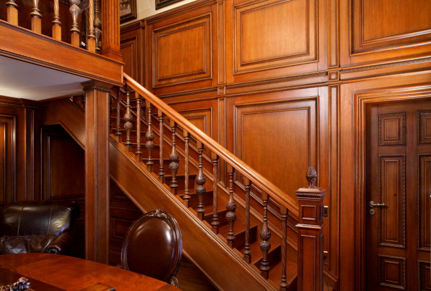 According to the standards, the height of the railing for wooden stairs must be at least 90 cm