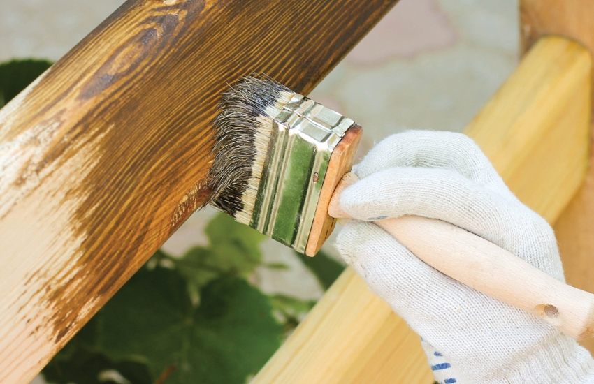 To keep the paint as long as possible, you should use all kinds of varnishes and protective agents.