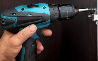 Power drill / driver: universal device for screwing in and drilling