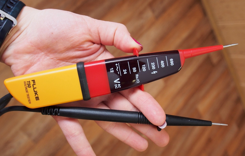 The bipolar type of indicator screwdrivers is characterized by the presence of two cases