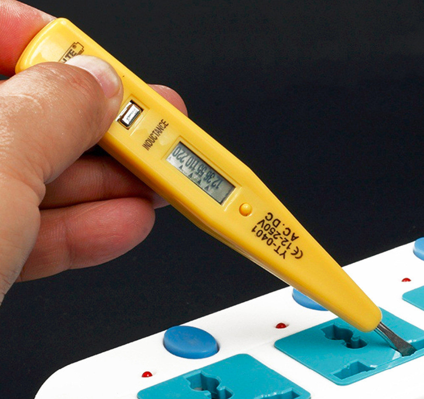 Using an indicator screwdriver, it is quite easy to determine the phase and zero.