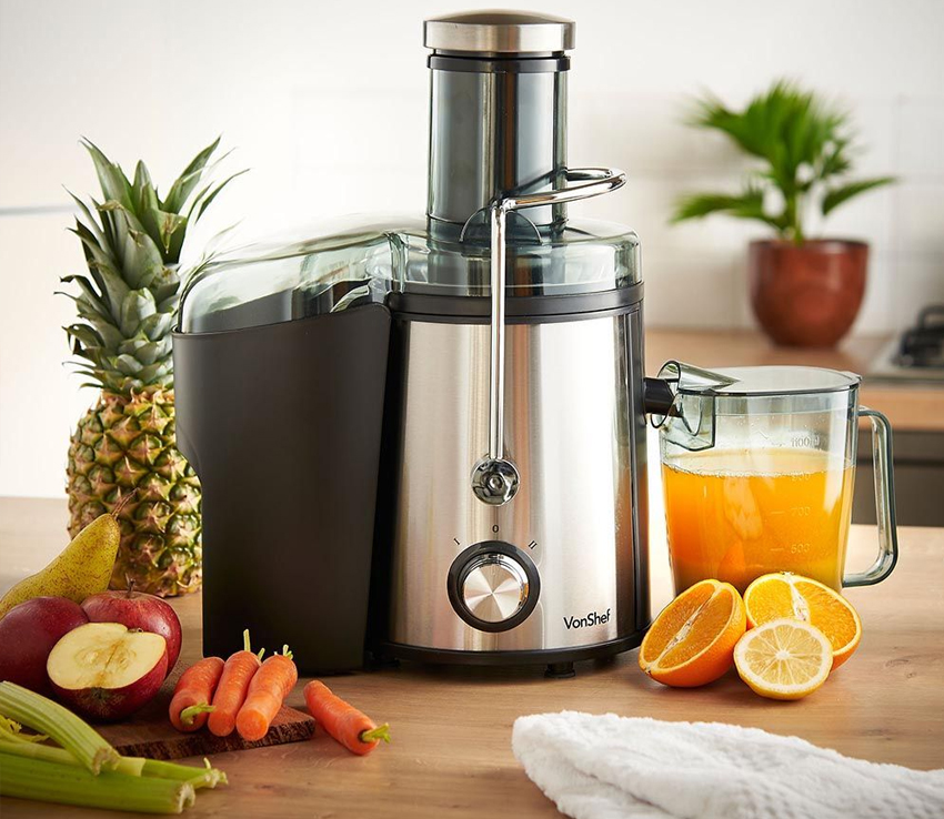The centrifugal juicer is better at processing apples, carrots and other hard fruits