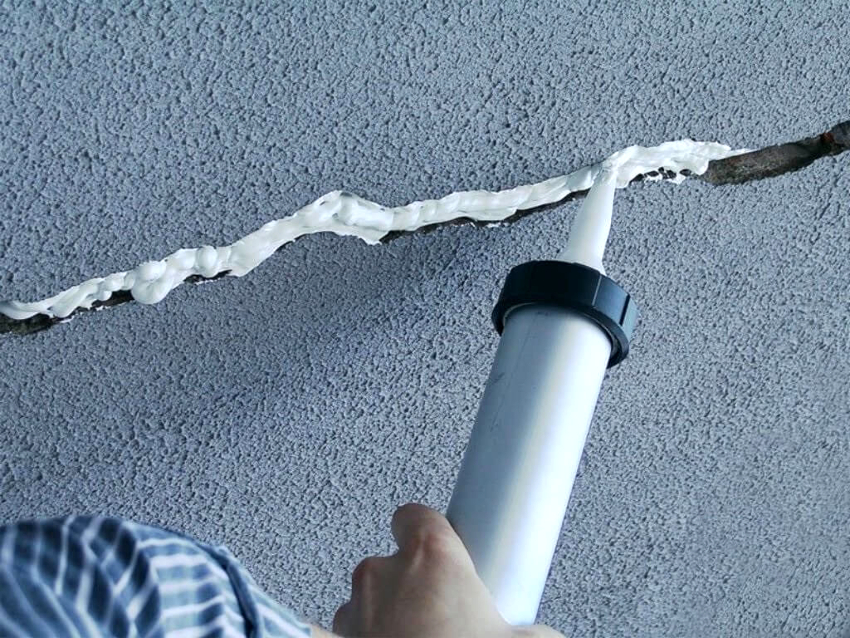 Før du installerer strekkbanen, er det nødvendig å styrke og tette alle sprekker og sprekker i taket