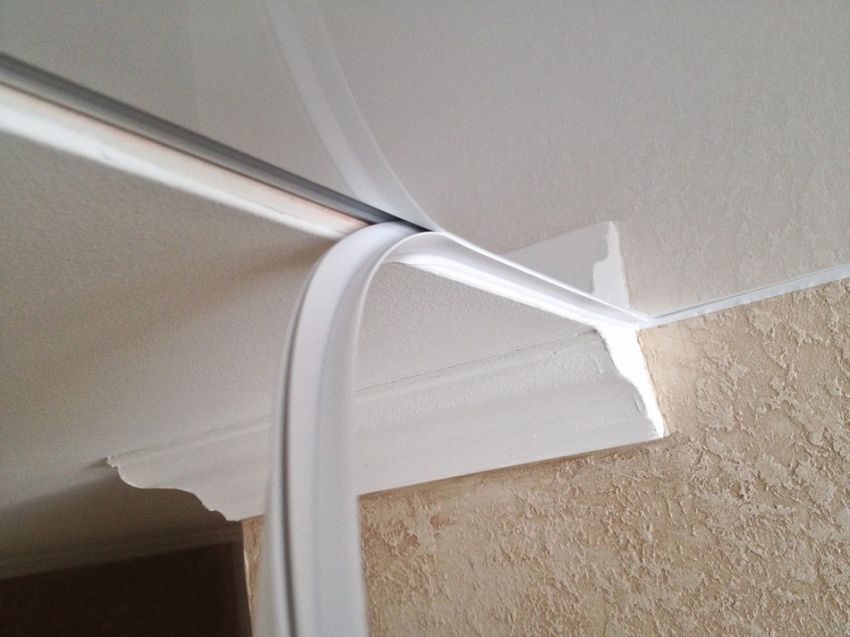 To remove the stretch ceiling, you first need to remove the decorative insert