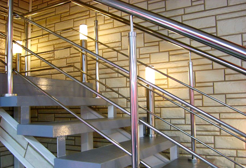 The advantages of stainless steel stair rails are long service life and attractive appearance.