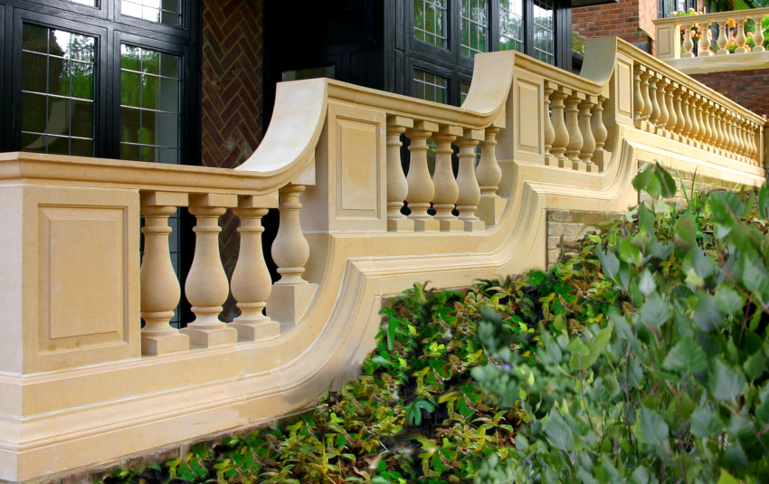For the design of street fences, materials such as concrete and stone will be the best solution.