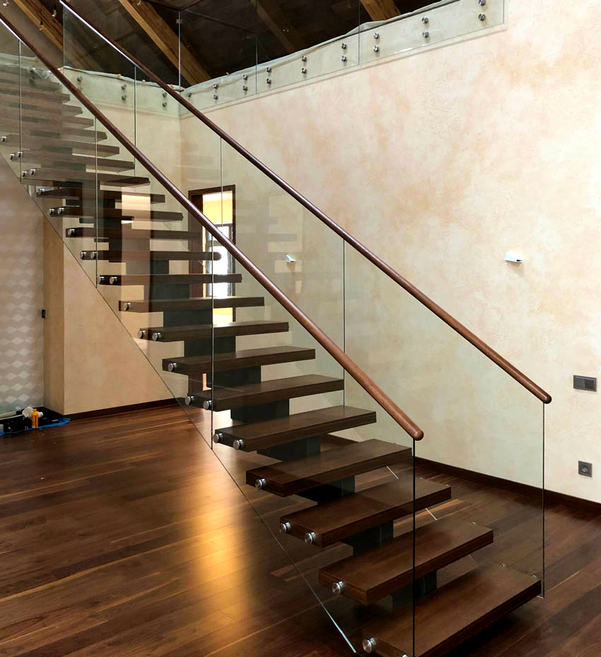 The best solution for interiors in high-tech, minimalism, fusion styles are glass staircases