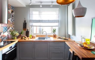Blatul de pervaz în bucătărie: opțiuni pentru a crea spațiu suplimentar