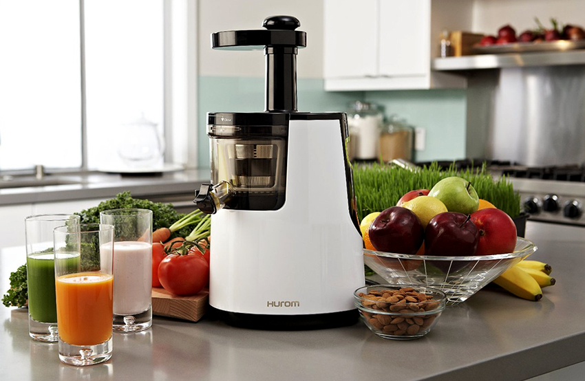 By the principle of operation, juicers are divided into electric and manual