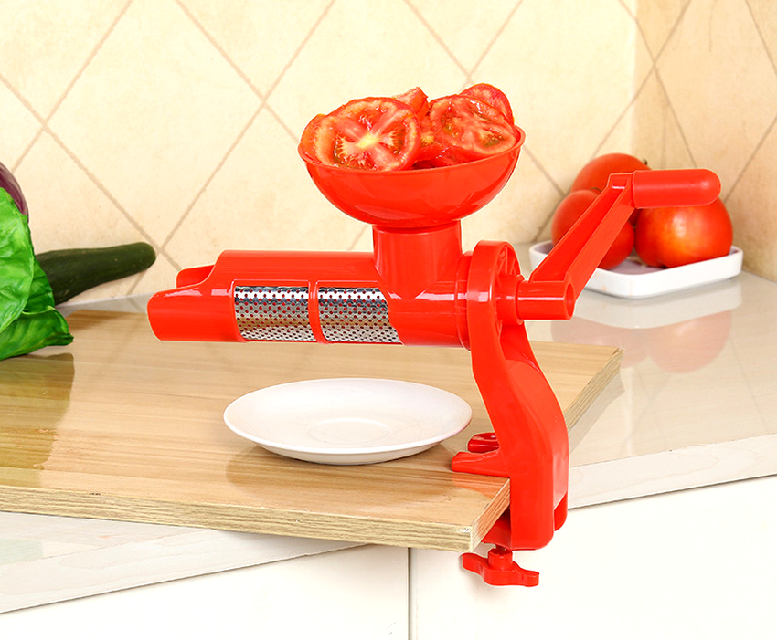 The auger juicer looks like an ordinary meat grinder