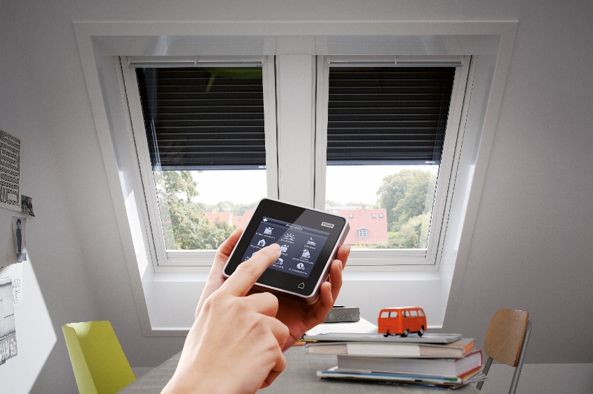 Closing curtains or blinds is possible thanks to the intelligent software of the system