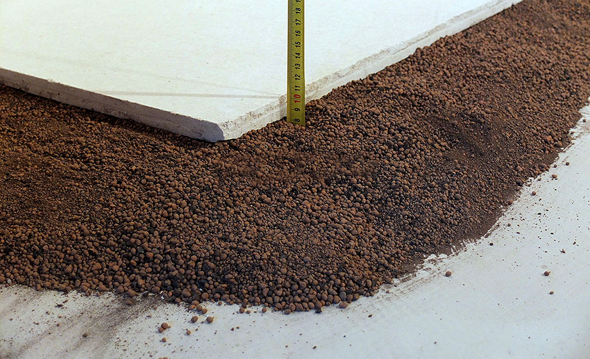 The dry screed method involves the use of expanded clay under GVL