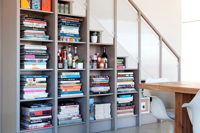 The space under the stairs is a great option for placing a bookcase
