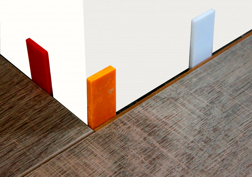 Utilisez des cales de montage pour créer un espace de 10 mm le long de chaque mur