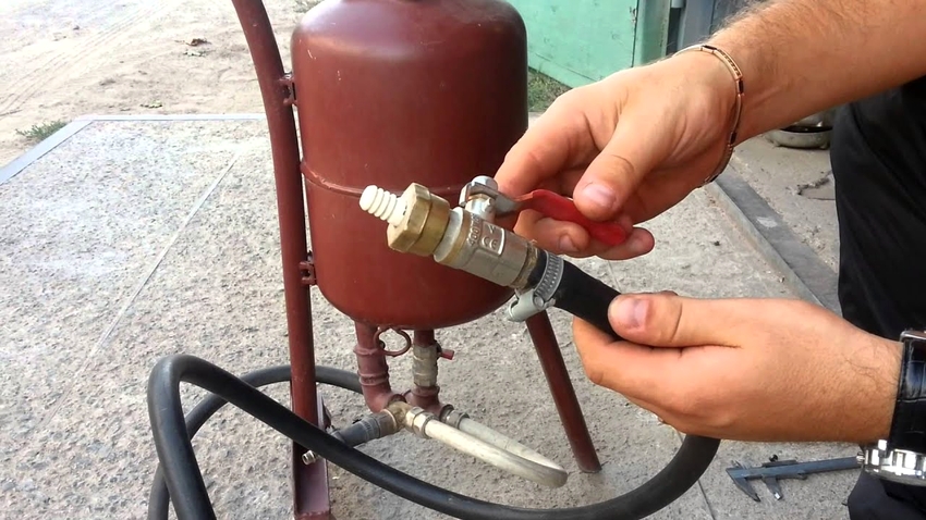 The nozzle attached to the hose must be secured with a clamp