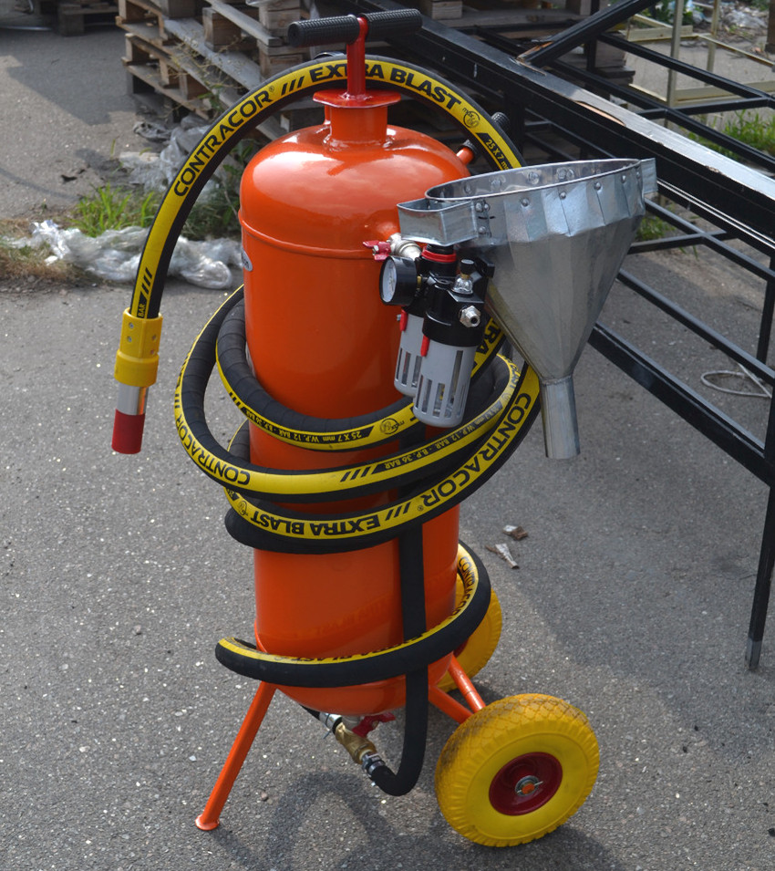 The sandblaster consists of a compressor, a receiver, a container, a gun and connecting hoses