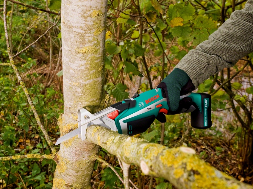 På grunn av deres lave vekt brukes gjensidige sager aktivt når du beskjærer trær i hagen