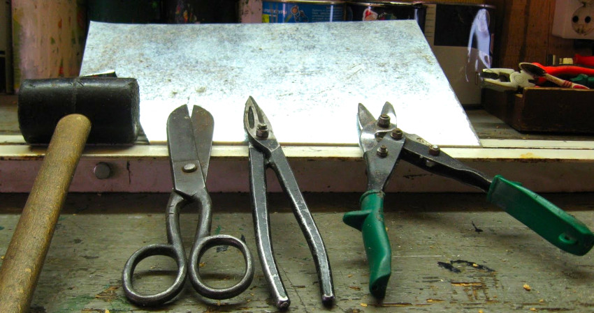 Når du selv produserer en TsAGI-avbøyer, trenger du: en hammer, en bor, en skruestik og saks for metall