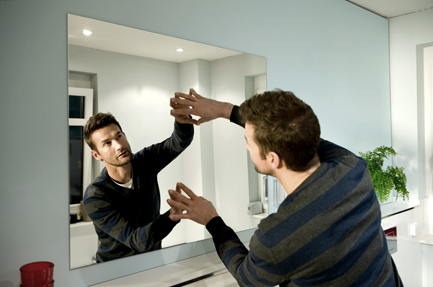 Nails Moment Installation fixera rapidement et de manière fiable le miroir sur une surface verticale