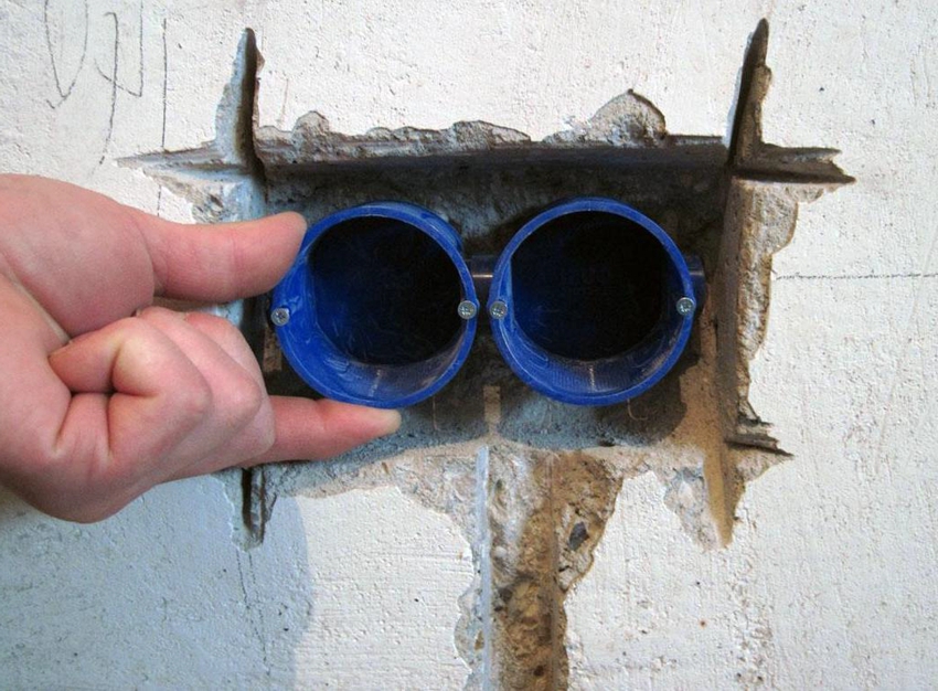 Installation of socket outlets in a concrete wall