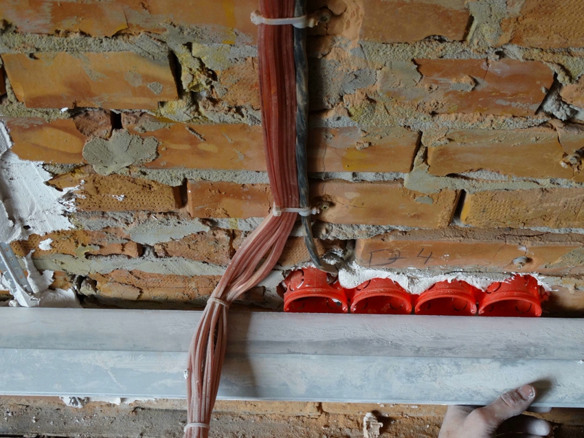 Installation of boxes for skirting sockets in a brick wall
