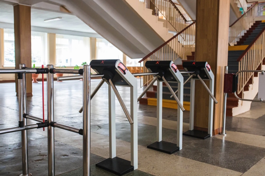 Stationary turnstiles are panels on one or two legs and are fixed to the floor