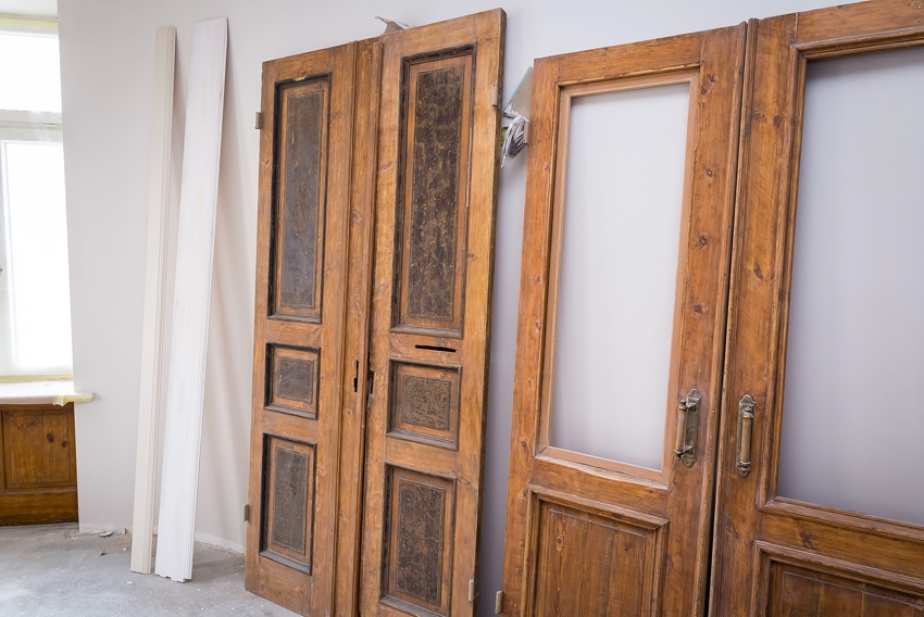 For greater convenience during the restoration process, it is recommended to remove the doors from the hinges