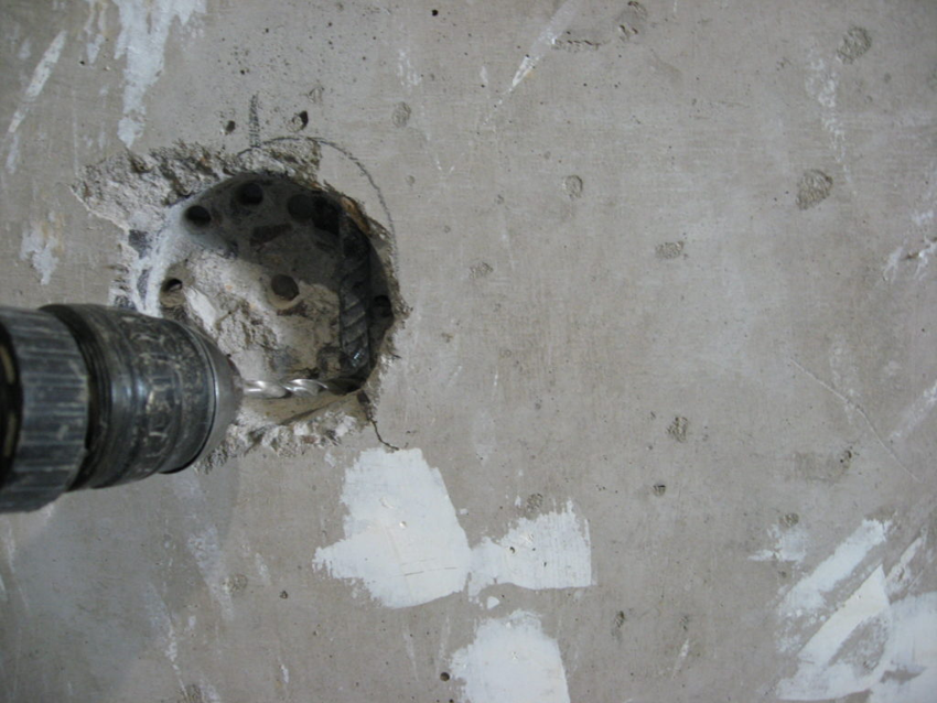 Izbijanje izrezanog betona bušilicom