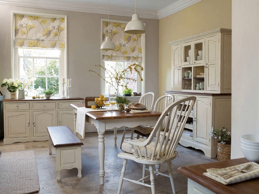 For the windows under which the kitchen working area is located, it is more advisable to use roller blinds