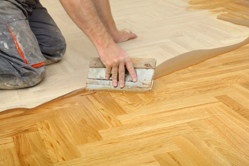The process of applying polyurethane varnish to a parquet floor