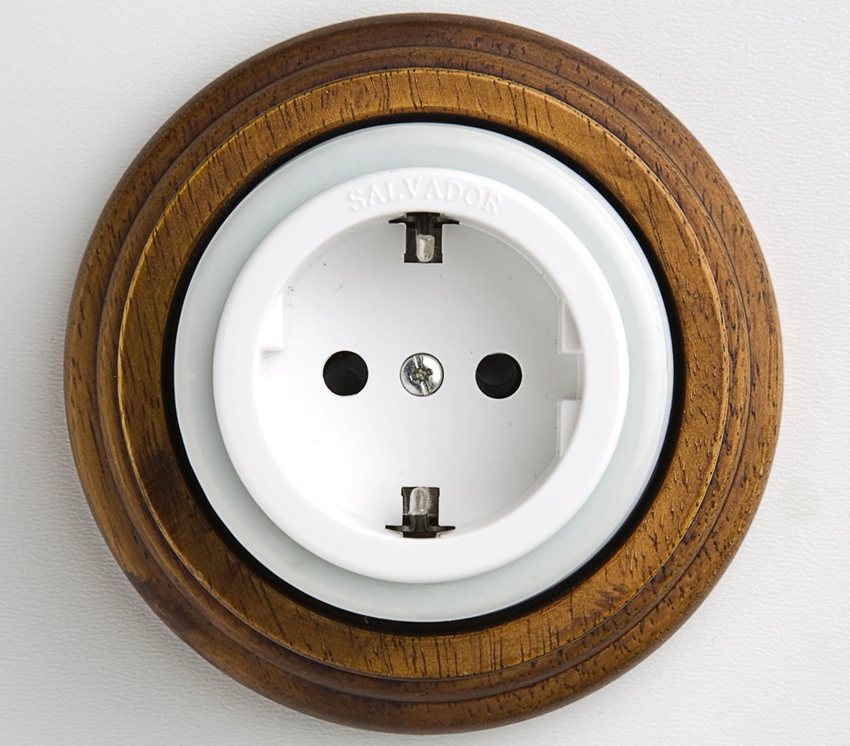 Round socket with grounding in original wooden case
