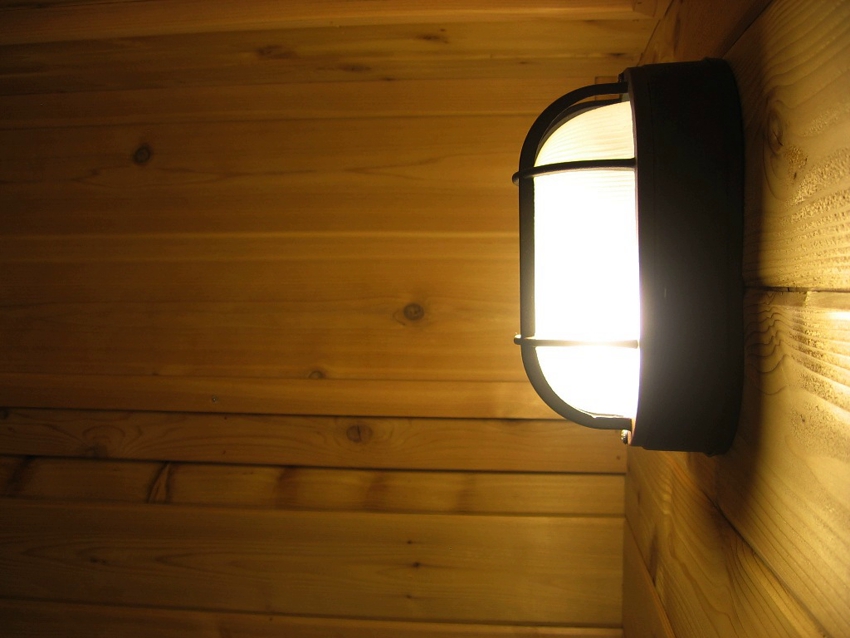 Steam room lamp with halogen lamp