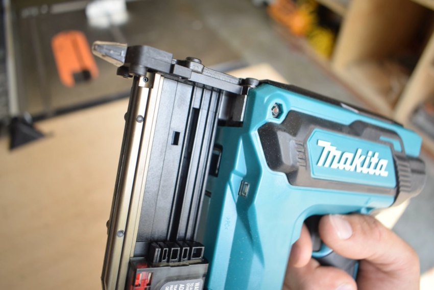 The electric nail gun has a power of 2 kW