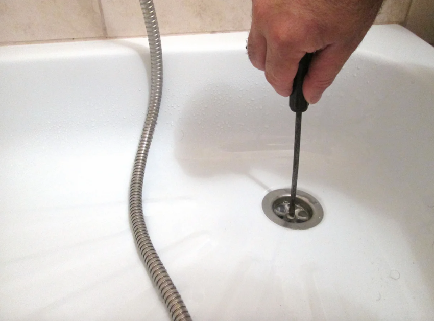 Pentru a curăța și spăla sifonul, trebuie mai întâi să deșurubați duza de pe orificiul de scurgere