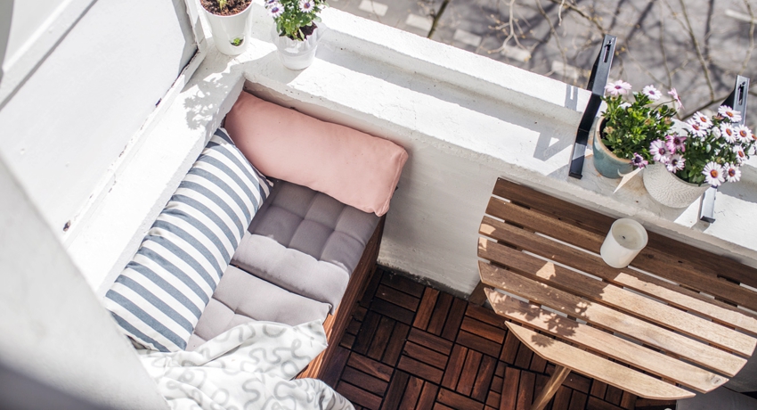 Balkonová pohovka s úložným boxem: pohodlí bez kompromisů