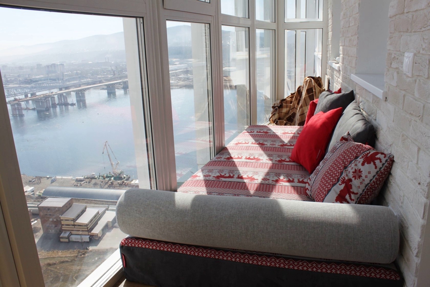 En sofa på balkonen giver dig mulighed for at beundre den storslåede udsigt