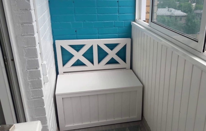 Jednoduchý drevený pohovkový box je možné doplniť mäkkými vankúšmi