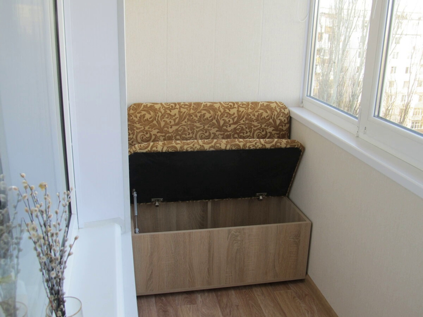 Kauč ​​s poklopcem na šarkama - udoban dizajn za upotrebu na balkonu