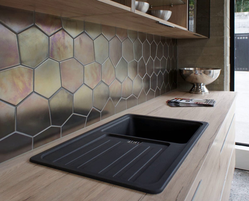 Veliki metalni mozaik u unutrašnjosti kuhinje