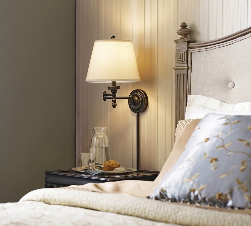 The design of the lamp echoes the style of the bed